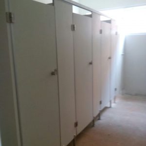 Pemasangan toiletcubicle dari PVC Board untuk RSUD Padangan Bojonegoro