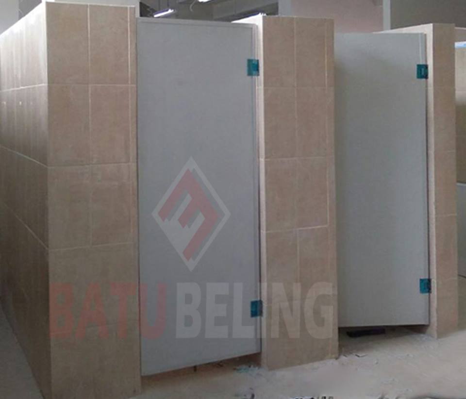 Pemasangan Pintu Kamar Mandi Phenolic