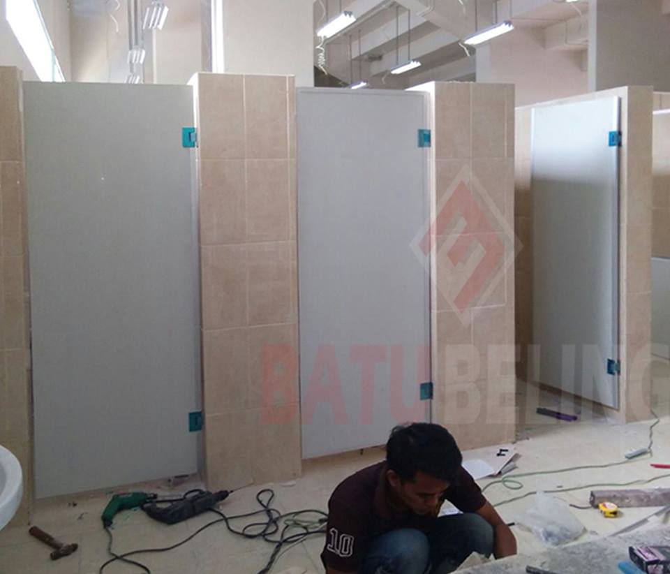 Pemasangan Pintu Kamar Mandi Phenolic